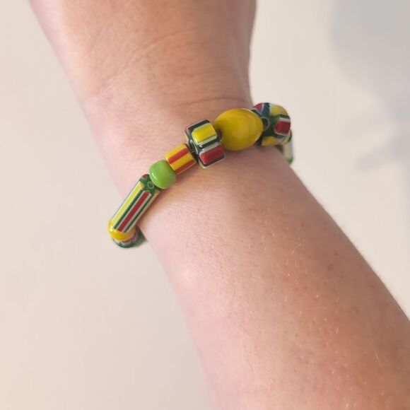 815 Green Yellow Red Striped Glass Beaded Bracelet - Picture 2 of 4